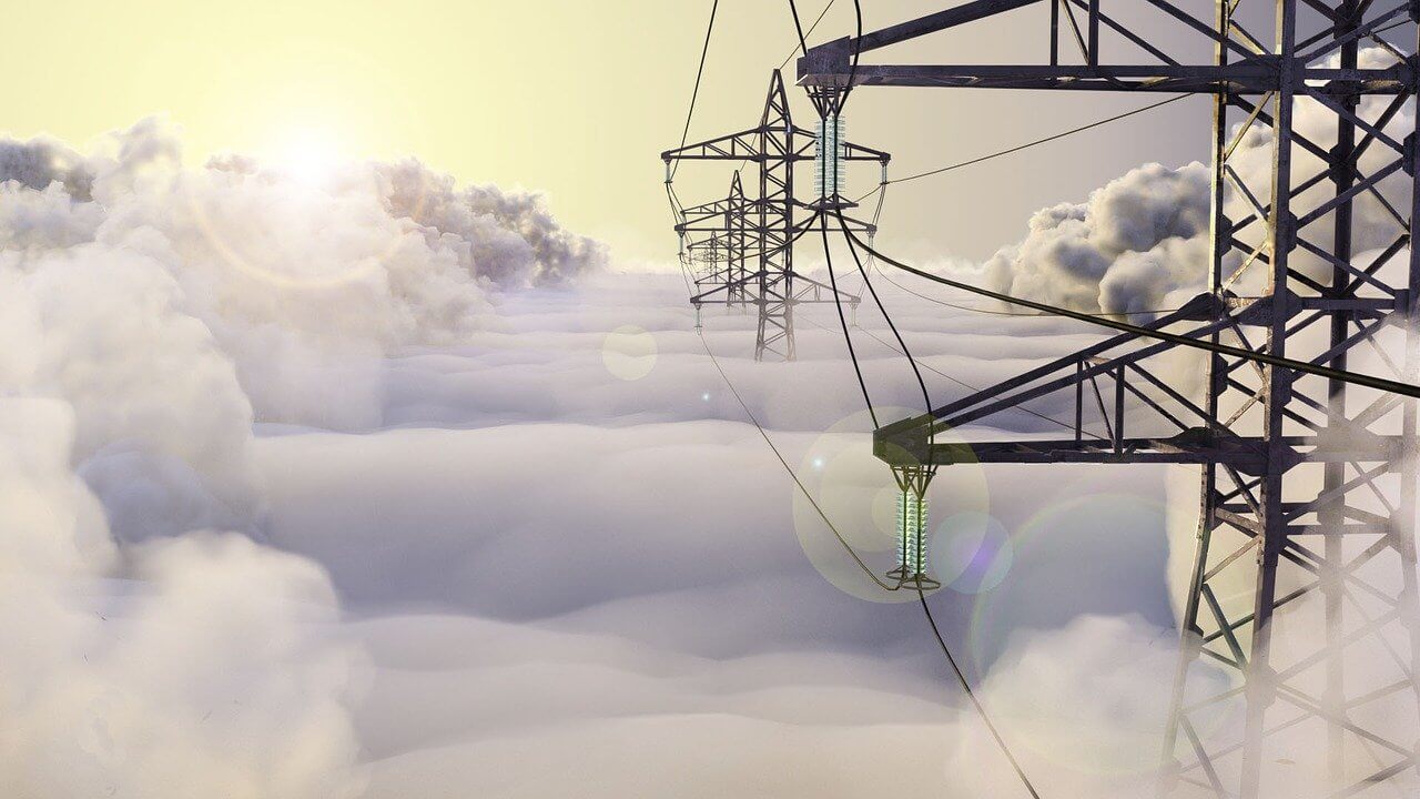 雲海と電線の鉄塔